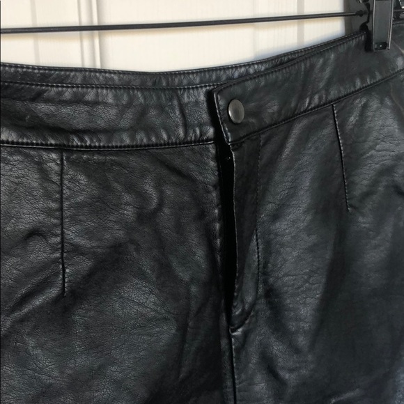 Faux leather shorts - Picture 2 of 4